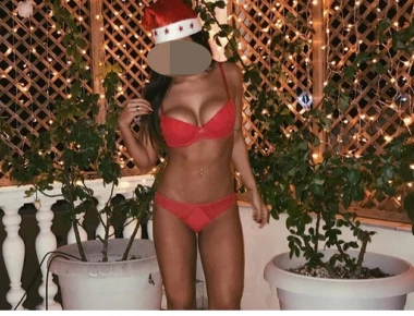 Δείτε ποια γνωστή Ελληνίδα «πέταξε» τα ρούχα της και πόζαρε ως Αγιοβασιλίτσα στο μπαλκόνι της (φωτο)